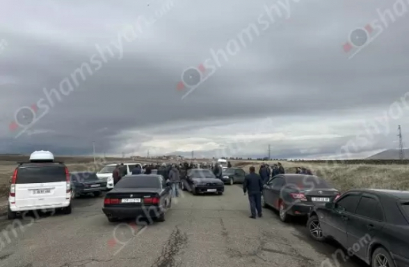 Родственники плененных в Хцаберде армянских военнослужащих перекрыли дорогу Гюмри-Бавра